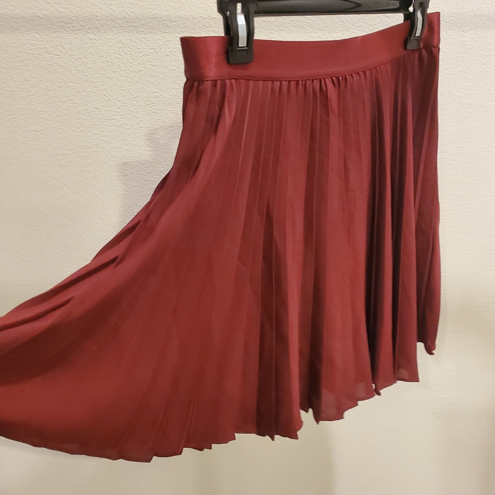 Burgundy pleated skirt - Picture 3 of 12